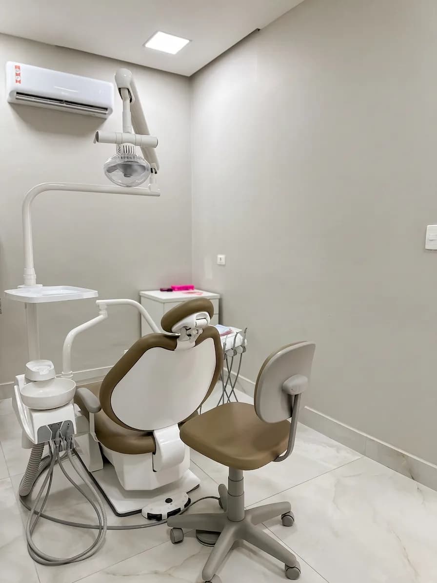 Cadeira odontológica da Clínica Oral Sorriso preparada para atendimento