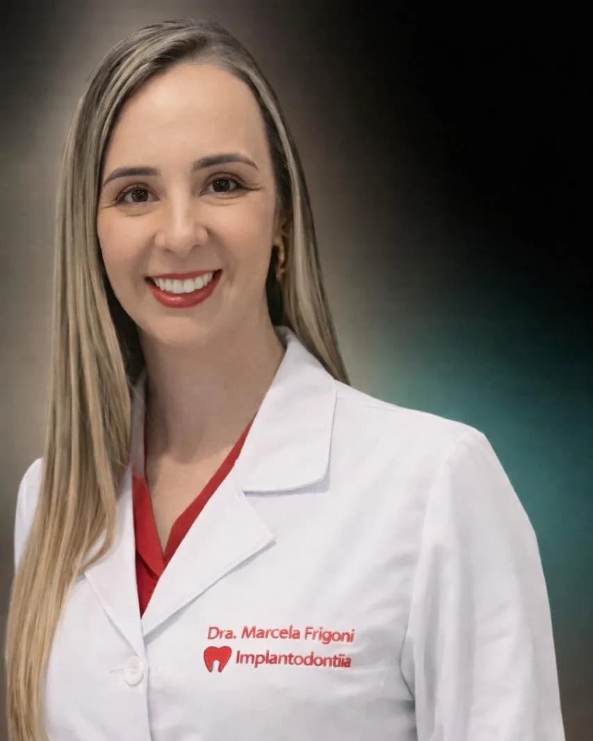 Dra. Marcela Frigoni, implantodontista da Clínica Oral Sorriso