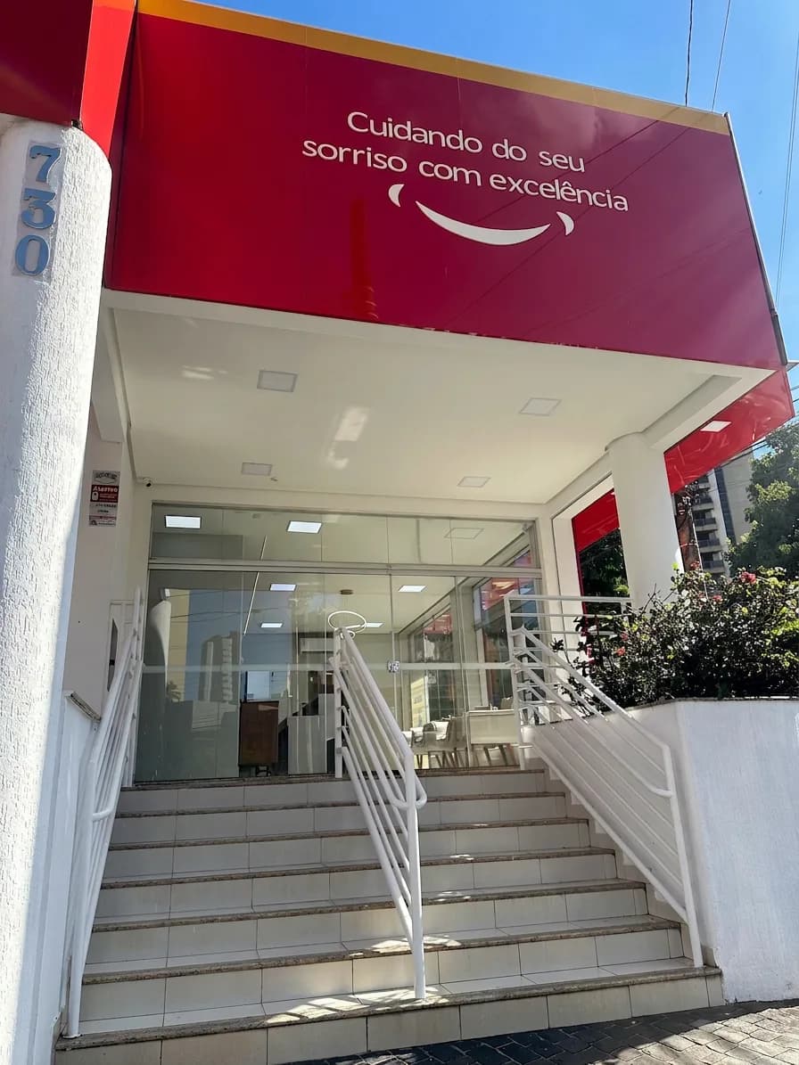 Fachada da Clínica Oral Sorriso, na Av. Getúlio Vargas, 730, Centro, em Uberlândia