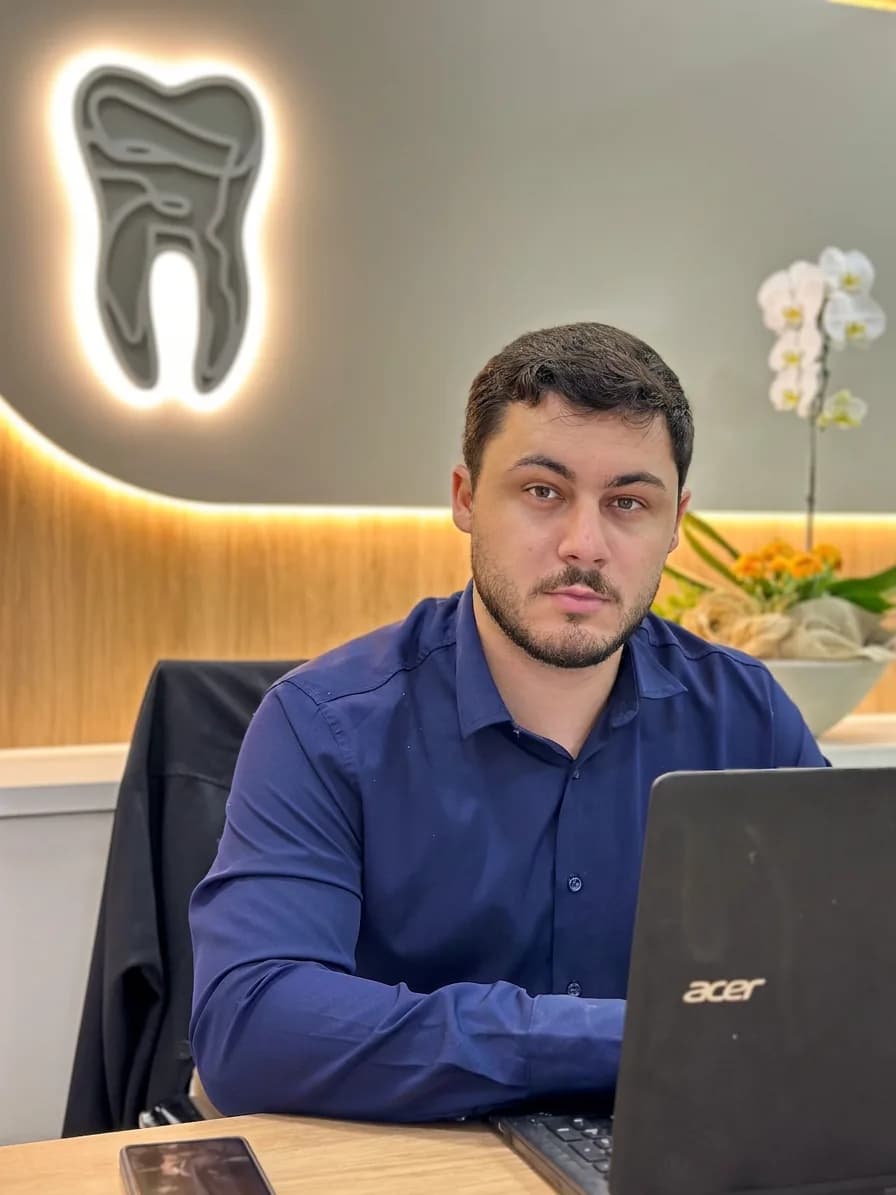 Dr. João Otávio Oliveira Fiuza na recepção da Clínica Oral Sorriso